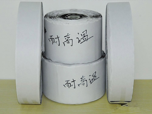 粘扣帶又稱魔術(shù)貼行業(yè)術(shù)語稱子母扣。是箱包服飾上常用的一種連接輔料。它分公母兩面：一面是細(xì)軟的纖維，另一面是帶有勾刺的彈性纖維。公母相扣，在受到一定橫力的情況下，富有彈性的勾被拉直，從絨圈上松掉而打開，然后又恢復(fù)原有的勾型，如此反復(fù)開合可達(dá)一萬次之多。 產(chǎn)品廣泛用于服裝、鞋子、帽子、手套、皮包、沙發(fā)、車船、座墊、航空用品、雨披、窗簾、玩具、睡袋、體育運(yùn)動(dòng)器材、音響器材、醫(yī)療器械、帳篷、小輪車護(hù)套、各類軍工產(chǎn)品、電子電線、充電器、陳列用具等 瑞鴻富科技公司長期與LENOVO、HP MOTOROLA、SAMSUNG、SONY ERICSSON、SIEMENS、LG等相關(guān)業(yè)務(wù)廠商，長期以來并一直與其保持良好穩(wěn)定的合作關(guān)系. 。 深圳市瑞鴻富科技有限公司是集于生產(chǎn)研發(fā)尼龍粘扣帶魔術(shù)貼，射出勾魔術(shù)貼，蘑菇頭魔術(shù)貼，細(xì)軟勾魔術(shù)貼，勾毛同體魔術(shù)貼，不抓毛魔術(shù)貼，發(fā)卷帶魔術(shù)貼，高周波電壓魔術(shù)貼，阻燃型防火魔術(shù)貼，背靠背粘扣魔術(shù)貼捆綁扎帶，背膠沖型魔術(shù)貼，松緊彈力魔術(shù)貼,, 3M魔術(shù)貼，魔術(shù)布/ OK布，注塑袖口魔術(shù)貼，3D VR眼鏡頭帶，運(yùn)動(dòng)器材魔術(shù)貼，醫(yī)用魔術(shù)貼，數(shù)據(jù)線收納皮扣，研磨片魔術(shù)貼，特殊魔術(shù)貼等產(chǎn)品為粘扣捆綁扎帶提供好的解決方案定制加工的大型廠家之一